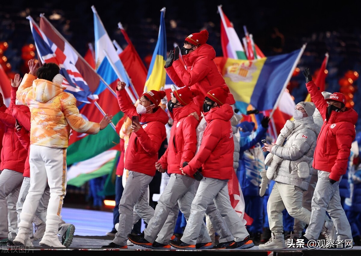 康辉催运动员落座_北京冬奥会闭幕式运动员不舍_冬奥会闭幕式