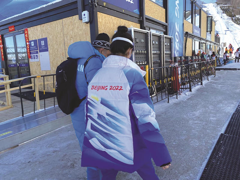 北京冬奥会激战正酣,志愿者闪耀赛场传递友爱温暖